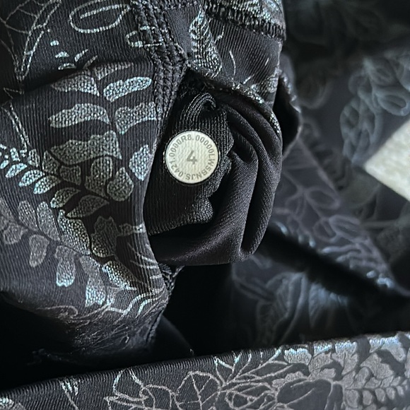 Lululemon leggings, metallic print design - Picture 4 of 4